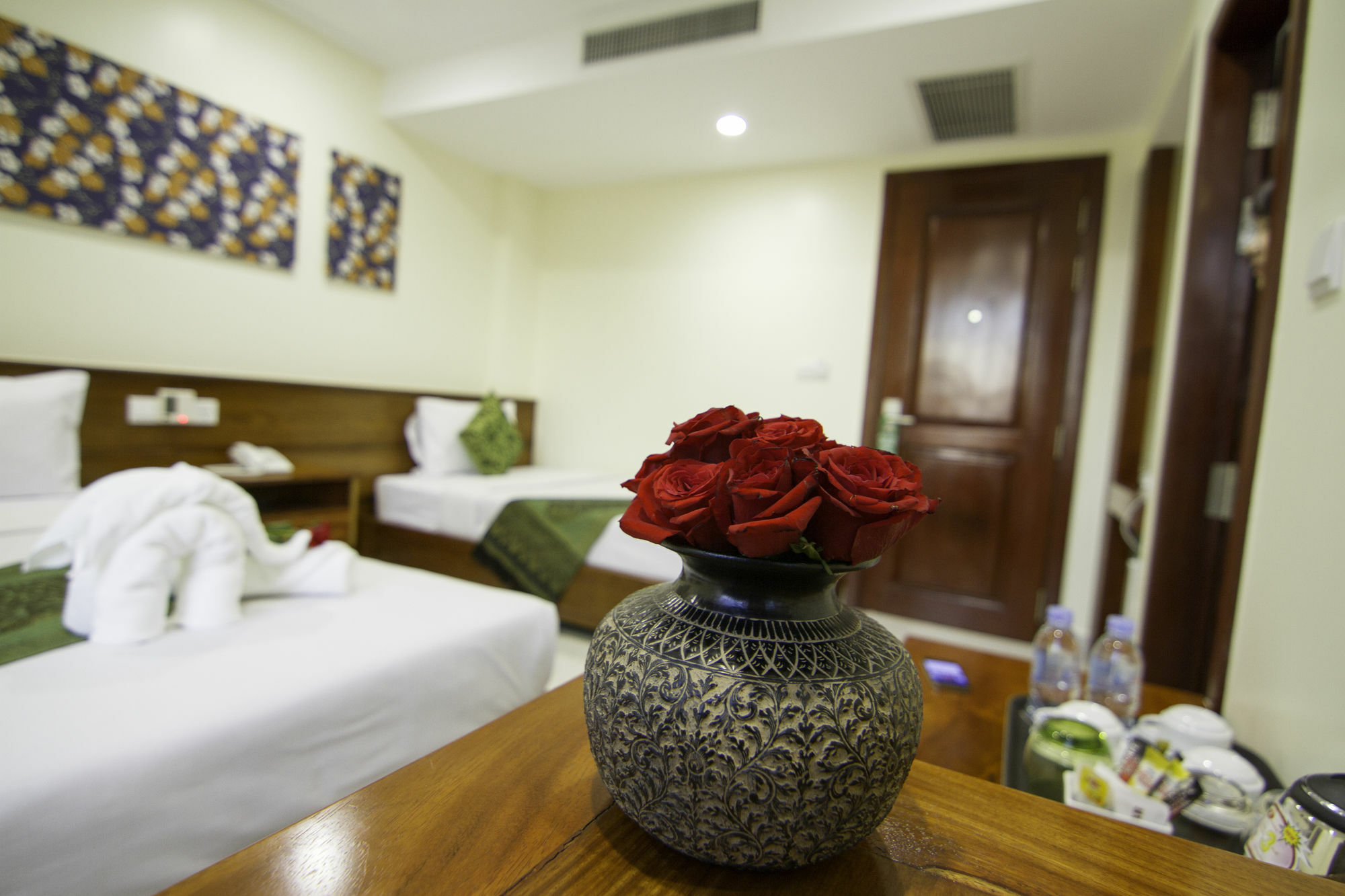 โรงแรมโรส เอมเมอรัลด์ พนมเปญ ภายนอก รูปภาพ